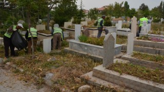 Bayram Ziyareti Öncesi Kabirler Temizlendi