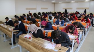 22 Bin 655 Aday Sınavda, Aileleri Dışarıda Ter Döktü