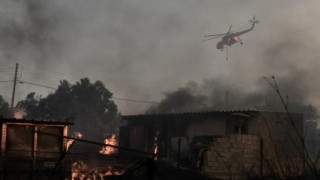 Atina Yakınlarında Orman Yangını Büyüdü: Evler Hasar Gördü, Hastane Boşaltıldı
