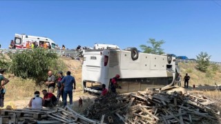 Denizli'de Tur Otobüsü Şarampole Devrildi: 15 Yaralı