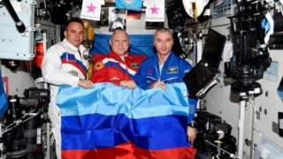 Rus Kozmonotlar ISS'de Luhansk Ve Donetsk Bayraklarıyla Poz Verdi: Hem Dünya'da Hem Uzayda Kutluyoruz
