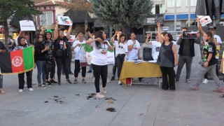 İranlı, Afganlı ve Suriyeli Kadınlar Saçlarını Keserek İran Rejimini Protesto Ettiler