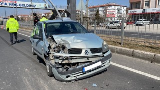 Otomobil Kamyonete Arkadan Çarptı: 1'i Ağır 3 Kişi Yaralandı