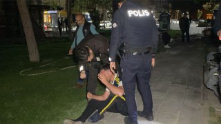 Çevreyi Rahatsız Eden Alkollü Şahıs, Bekçilere Takıldı