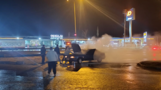 Hareket halindeki araç bir anda alev aldı