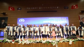 102 AKADEMİSYEN CÜBBE GİYDİ