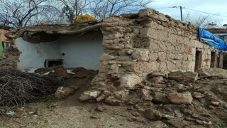 Akhisar köyünde metruk evler yıkıldı