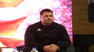 ASÜ’LÜ MİLLİ GÜREŞÇİ ÖĞRENCİLERLE BULUŞTU