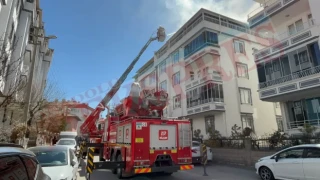Çatıda çıkan yangın paniğe yol açtı! Bina tahliye edildi