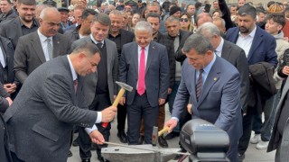 Meydanda Nevruz ateşi yandı, demirler dövüldü