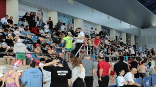 YÜZME MÜSABAKALARINDA 371 SPORCU KULAÇ ATTI