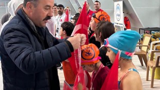140 minik sporcu, 23 Nisan coşkusunu havuzda yaşadı