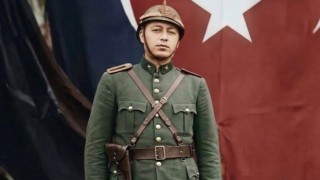 1939’da TBMM önünde Aksaraylı bir polis