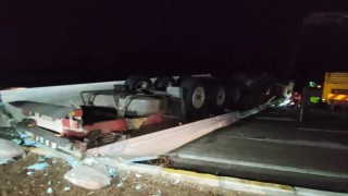 Aksaray-Konya yolunda tır devrildi! Zincirleme kaza can aldı