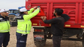 Jandarma traktörlere reflektör taktı, sürücüleri bilinçlendirdi