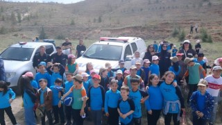 Minik eller fidanları toprakla buluşturdu