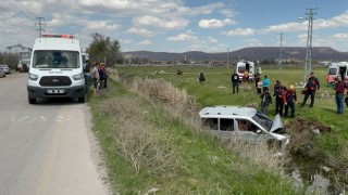 Otomobil sulama kanalına düştü: 3 yaralı