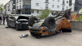 Feci kaza! Kamyonet duvara çarpıp takla attı