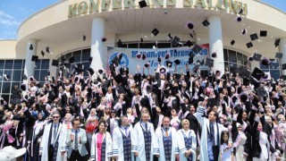ASÜ Fen-Edebiyat Fakültesi’nde mezuniyet coşkusu