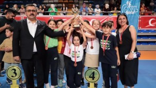 Geleneksel çocuk oyunlarında şampiyonlar kupalarına kavuştu