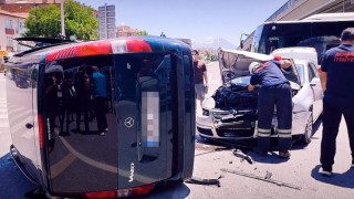 Kavşakta feci çarpışma: 6 yaralı