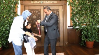 Özel gereksinimli minik Elif’ten Rektör Arıbaş’a anlamlı hediye