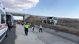 Aksaray-Niğde otobanında yolcu otobüsü devrildi