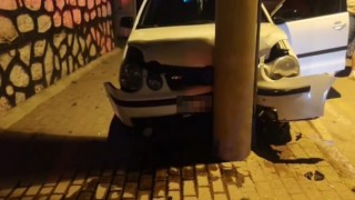 Cep telefonu için eğildi, kaza kaçınılmaz oldu 