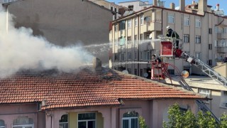 Aksaray’da yemek sobası çatı yangınına neden oldu