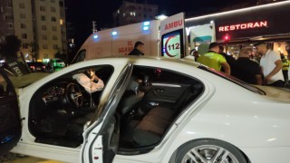 Virajı alamayıp,  aydınlatma direğine çarptı