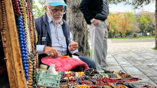 Yıllara meydan okuyor, 15 yıldır aynı yerde tespih satıyor