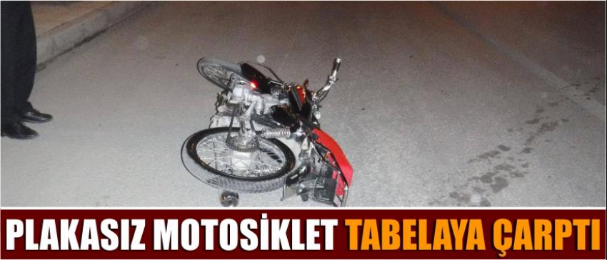 Plakasız Motosiklet Tabelaya Çarptı 