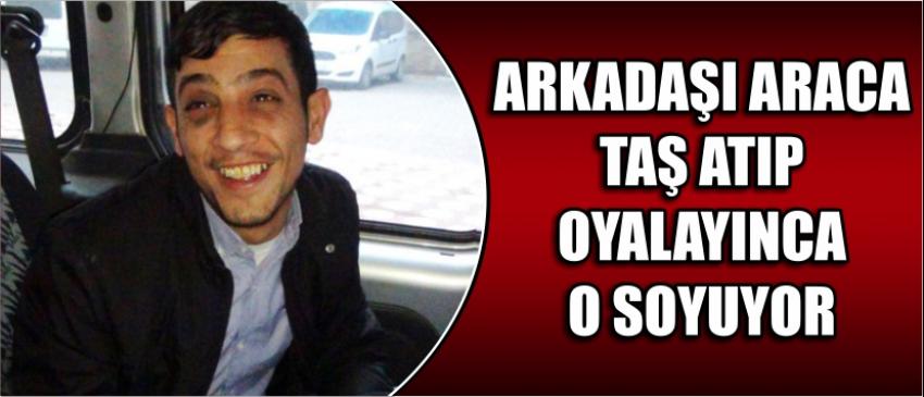Arkadaşı Araca Taş Atıp Oyalayınca O Soyuyor