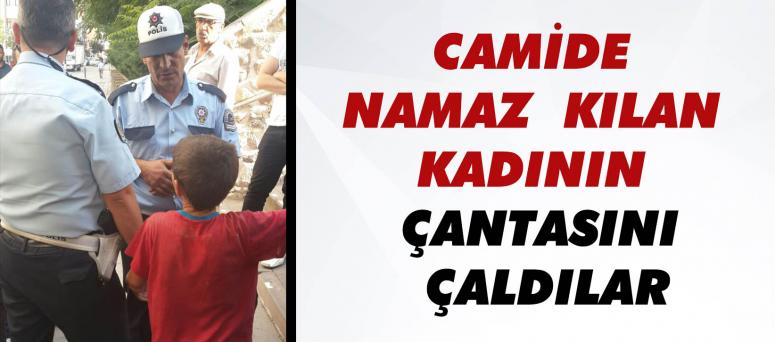 Camide Namaz Kılan Kadının Çantasını Çaldılar