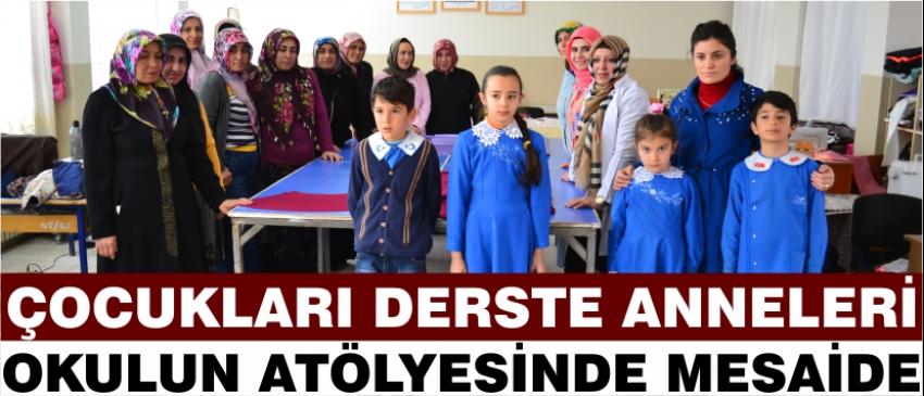 Çocukları Derste Anneleri Okulun Atölyesinde Mesaide