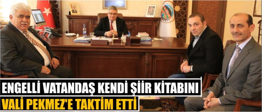 Engelli Vatandaş Kendi Şiir Kitabını Vali Pekmez’e Taktim Etti