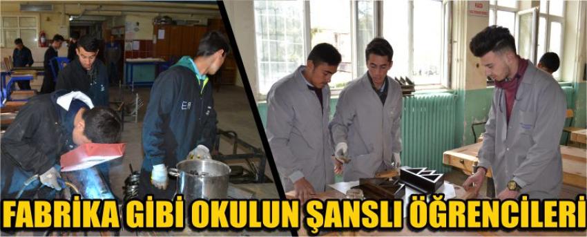 Fabrika Gibi Okulun Şanslı Öğrencileri