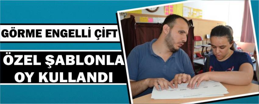 Görme Engelli Çift Özel Şablonla Oy Kullandı