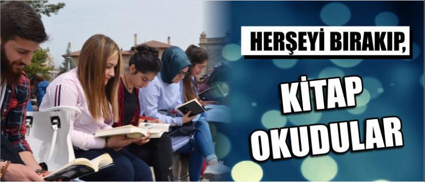 Herşeyi Bırakıp, Kitap Okudular