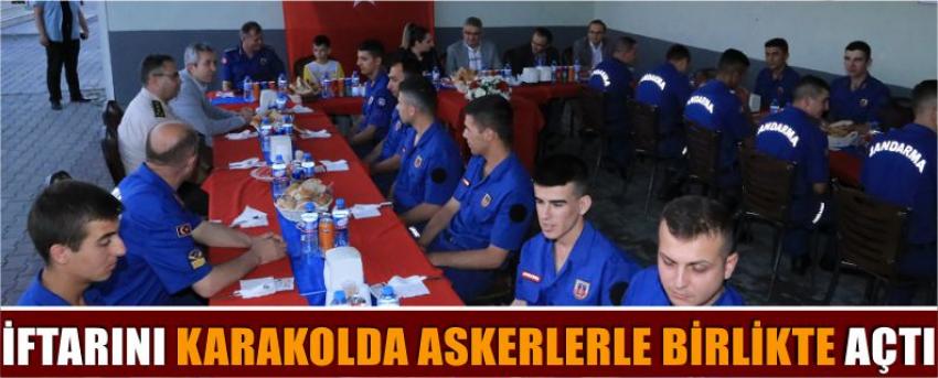 İftarını Karakolda Askerlerle Birlikte Açtı