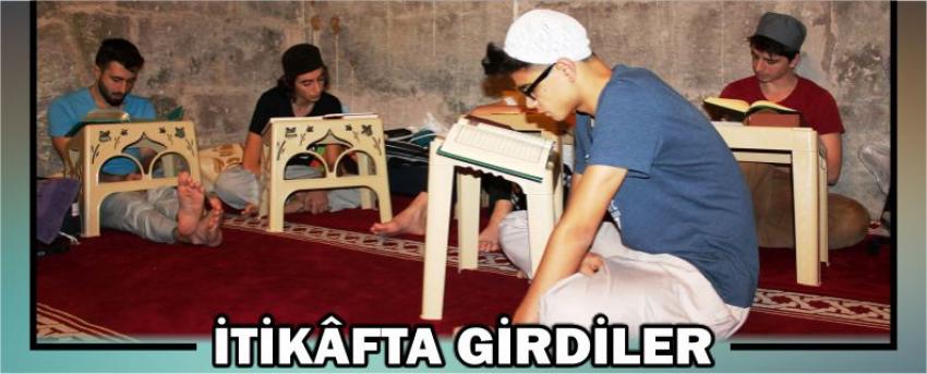 İtikâfta Girdiler