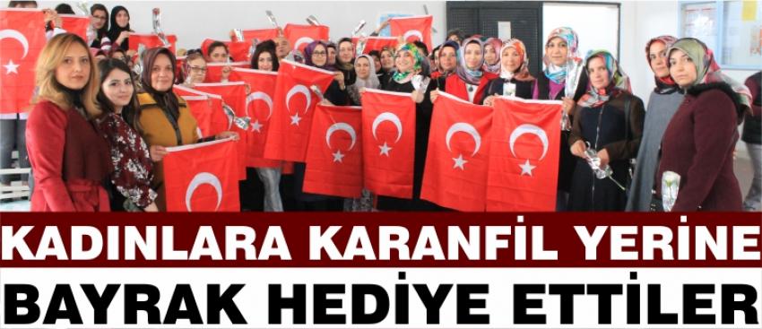 Kadınlara Karanfil Yerine Bayrak Hediye Ettiler
