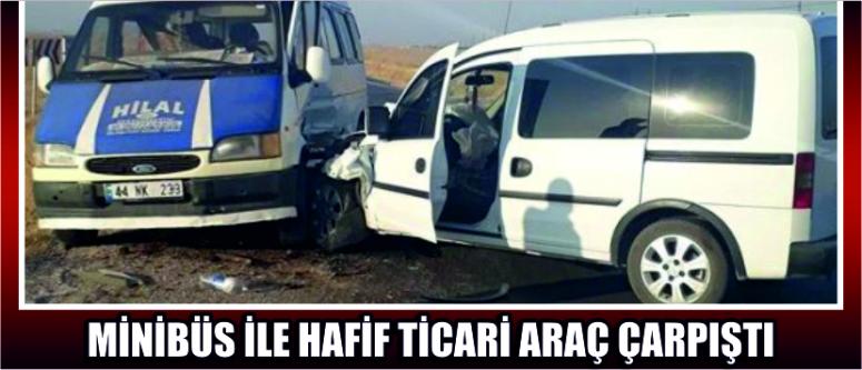 Minibüs İle Hafif Ticari Araç Çarpıştı