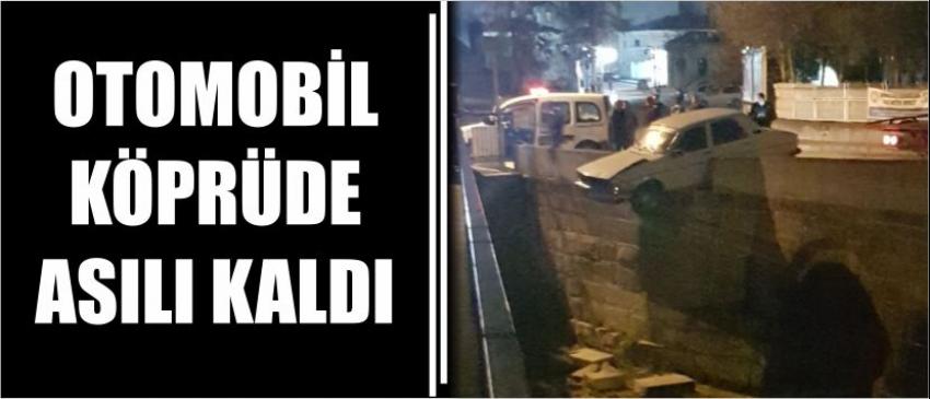Otomobil Köprüde Asılı Kaldı