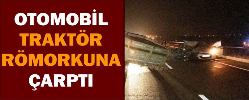 Otomobil Traktör Römorkuna Çarptı