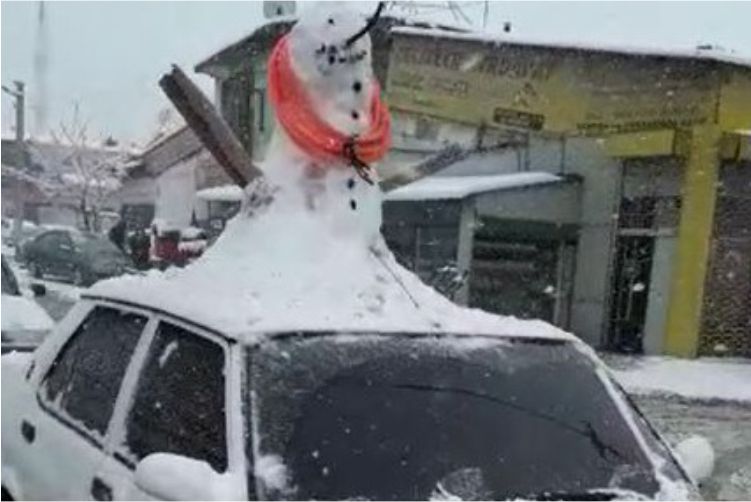 Otomobilinin Üzerine Kardan Adam Yapıp Trafiğe Çıktı