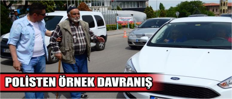  Trafiği Durdurup Yaşlı Adamı Karşıya Geçirdi