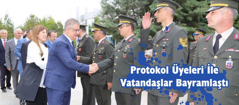 Protokol Üyeleri İle Vatandaşlar Bayramlaştı 