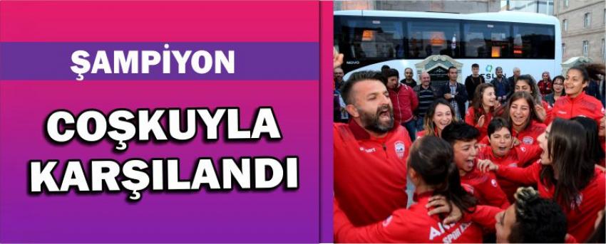 Şampiyon Coşkuyla Karşılandı