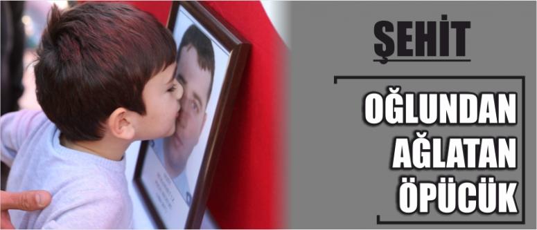 Şehit Oğlundan Ağlatan Öpücük